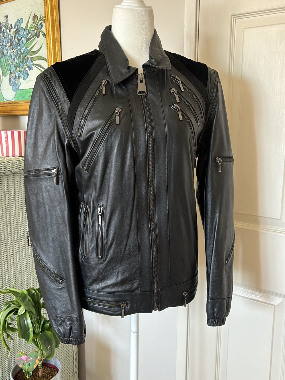 Vintage Black Leather Jacket with Zipper Details